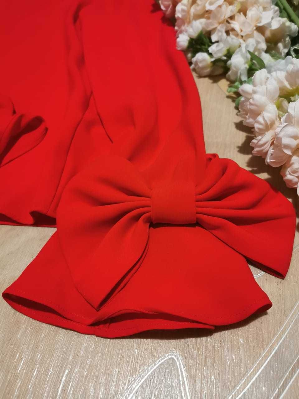 Красивая нарядная женская красная блузка с бантиками на рукавах