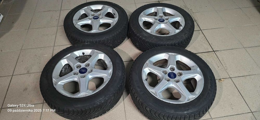Koła i opony  zimowe Ford R16 205/55 Pirelli