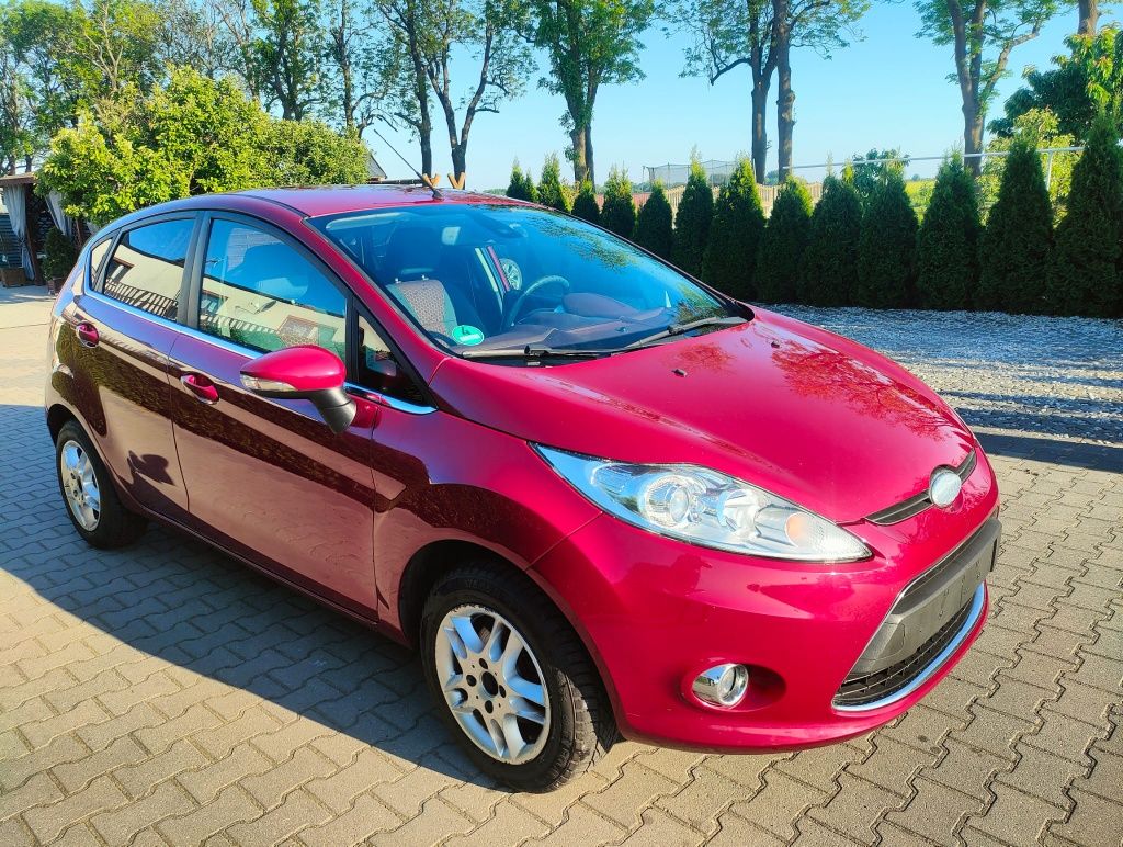 Ford Fiesta benzyna Klimatyzacja Aluminiowe felgi Chrom Pakiet