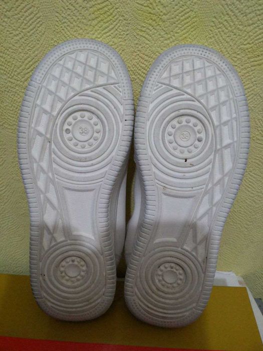 Фирменные белые кеды Stilli, состояние новых