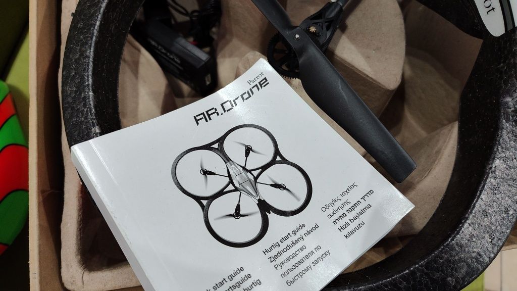 Dron z kamerą PARROT AR. DRONE