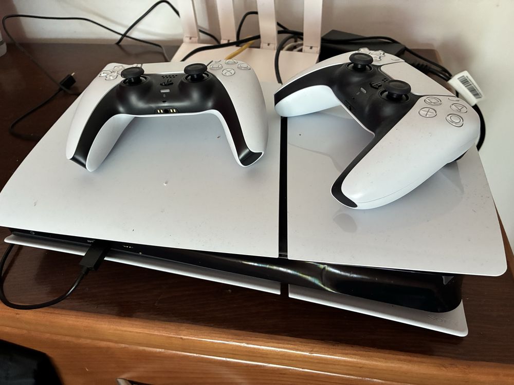 Vende se Playstation 5 slim edicão digital com 2 COMANDOS
