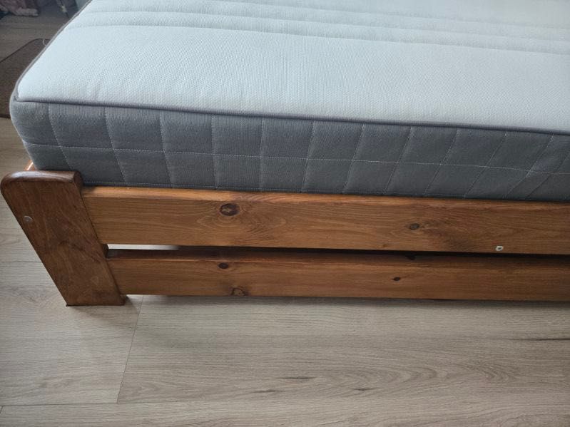 Łóżko i materac do spania 160x200
