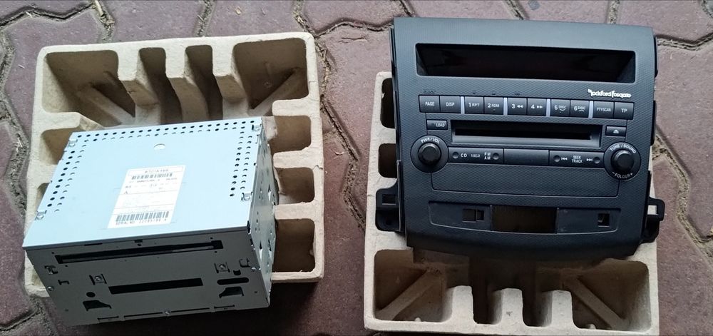 Panel plus radio ze zmieniarką Mitsubishi Outlander II RF