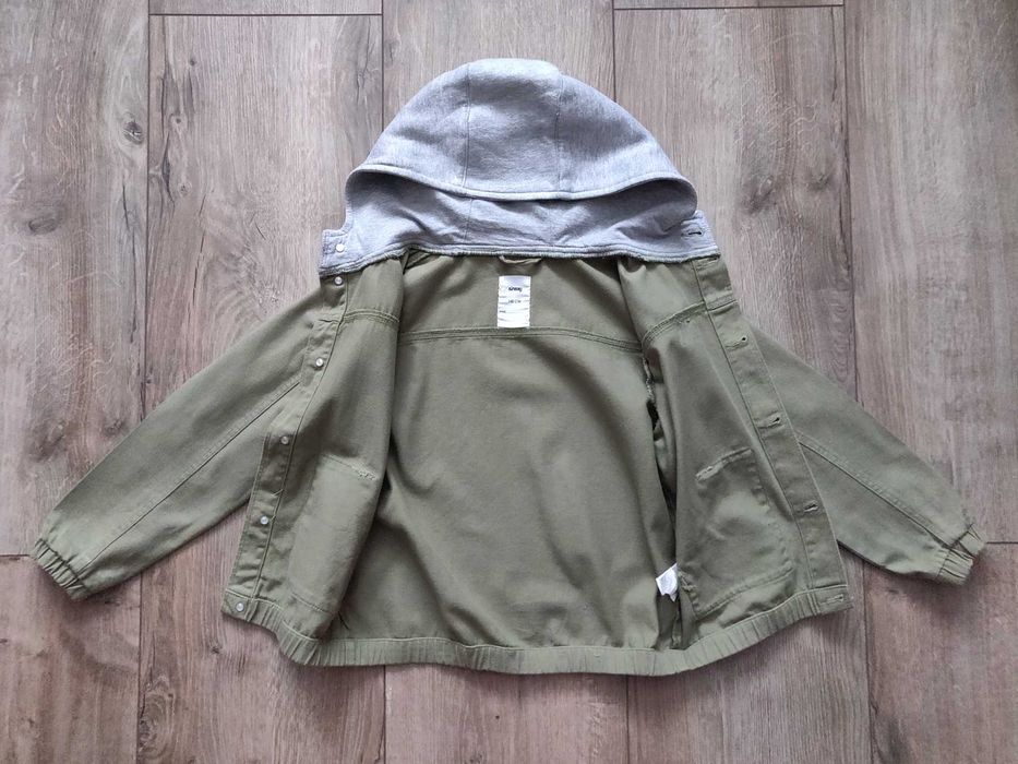 Коттоновая куртка Sinsay р. 140 зеленого цвета с капюшоном.