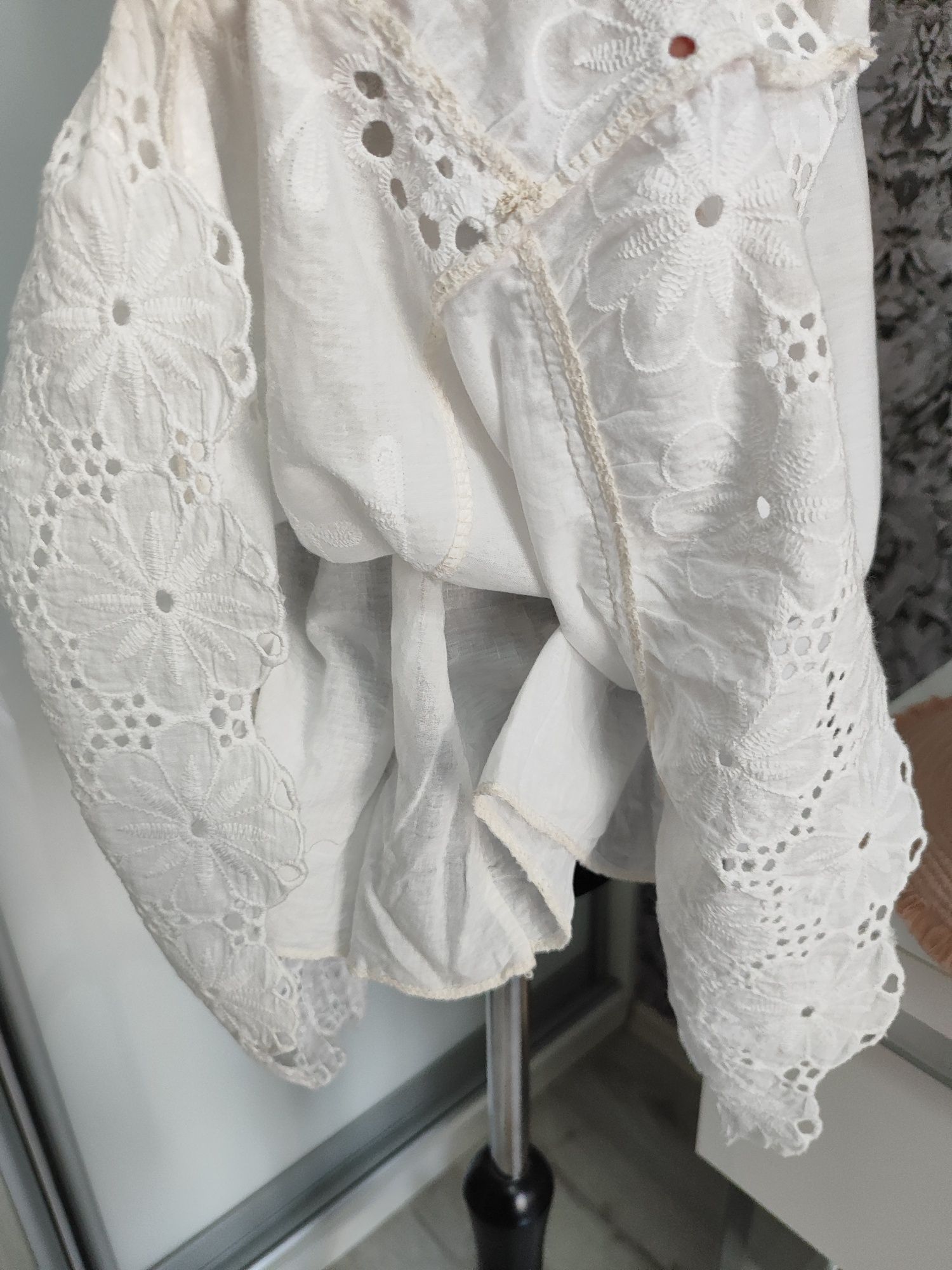 Sukienka elegancka  biała muszelki rozkloszowana frędzle ażurowa koron