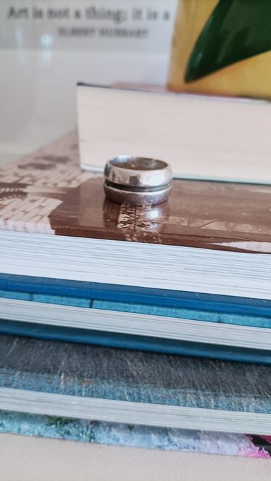 Aliança larga em prata.