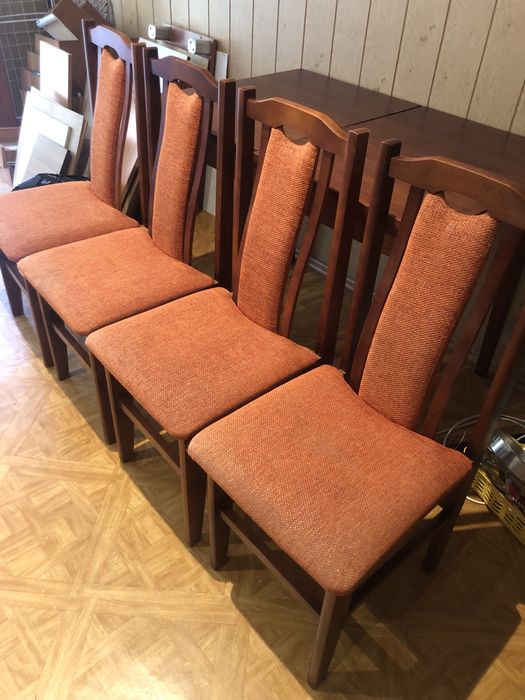 cztery krzesła drewniane