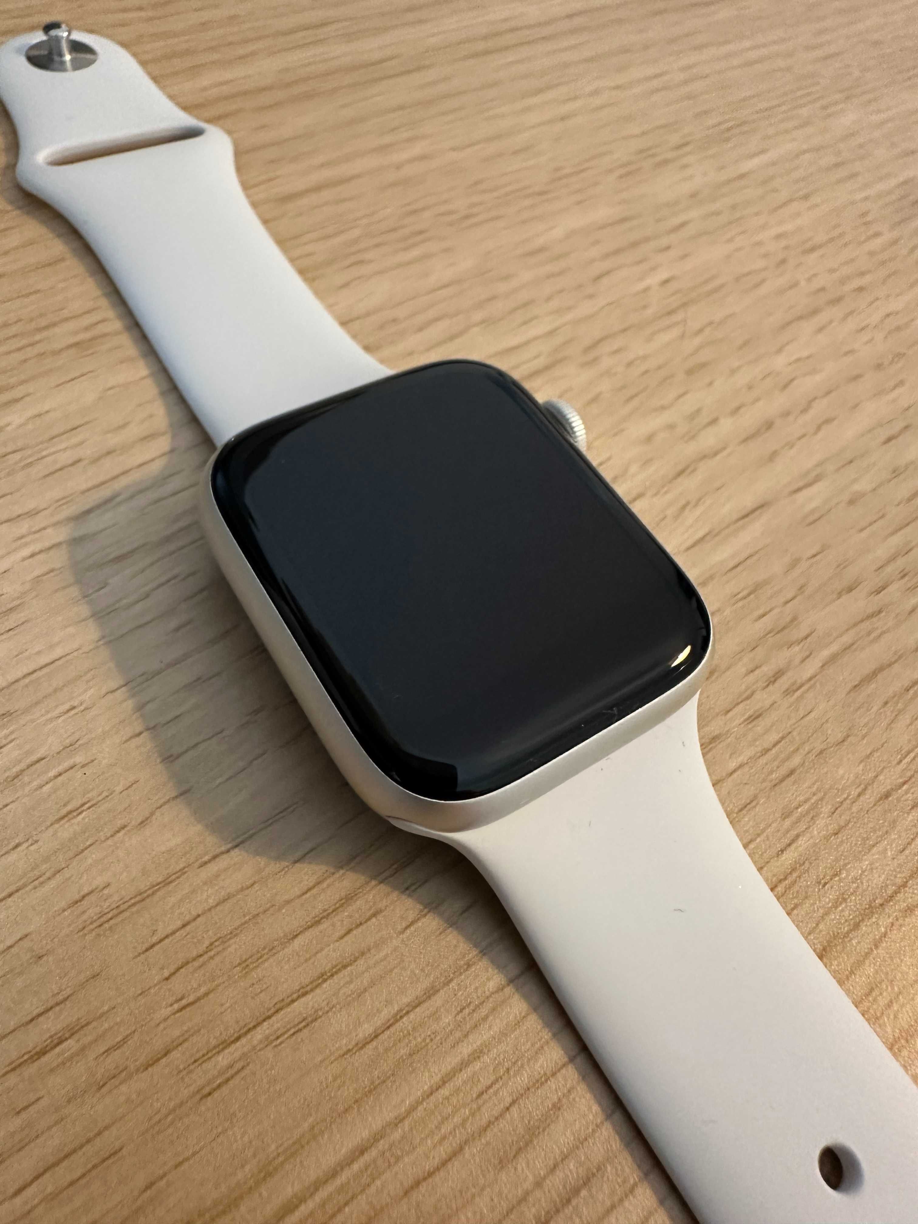 Apple Watch 6 44 mm w dobrym stanie + 5 pasków.