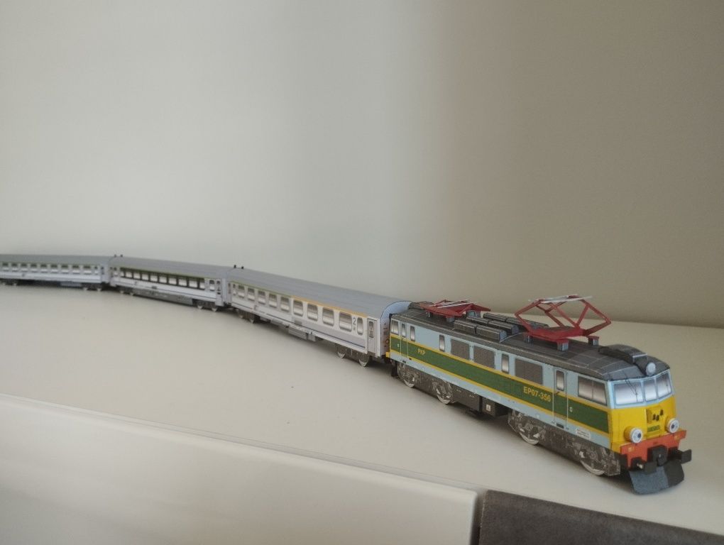 Model kartonowy  pociąg lokomotywa  expresowy zabawka  EU07  IC PKP In