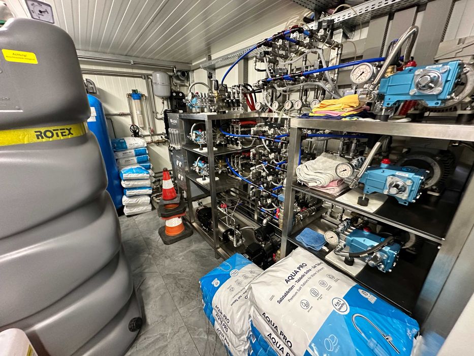 Автомойка самообслуживания в Варшаве с землей, Польша