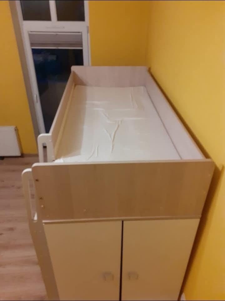 łóżko na piętrze z biurkiem