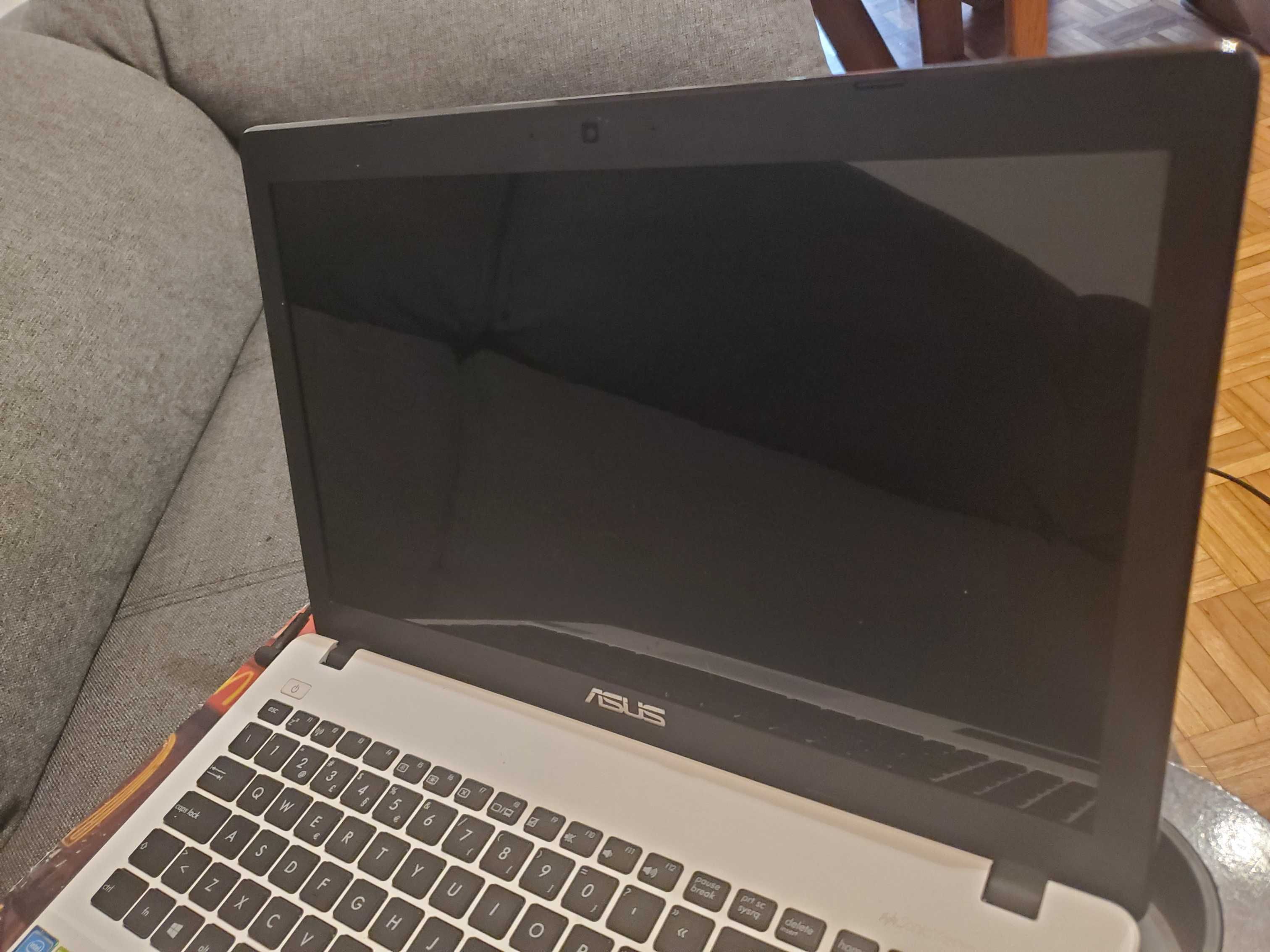 Portátil Asus X552M