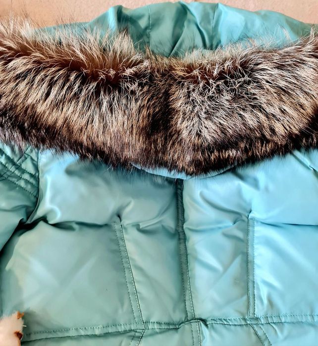 Пуховик бірюзовий з капюшоном та пишним хутром чорнобурки s парка