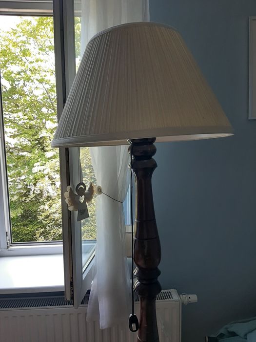 Duża lampa z ciemnego drewna
