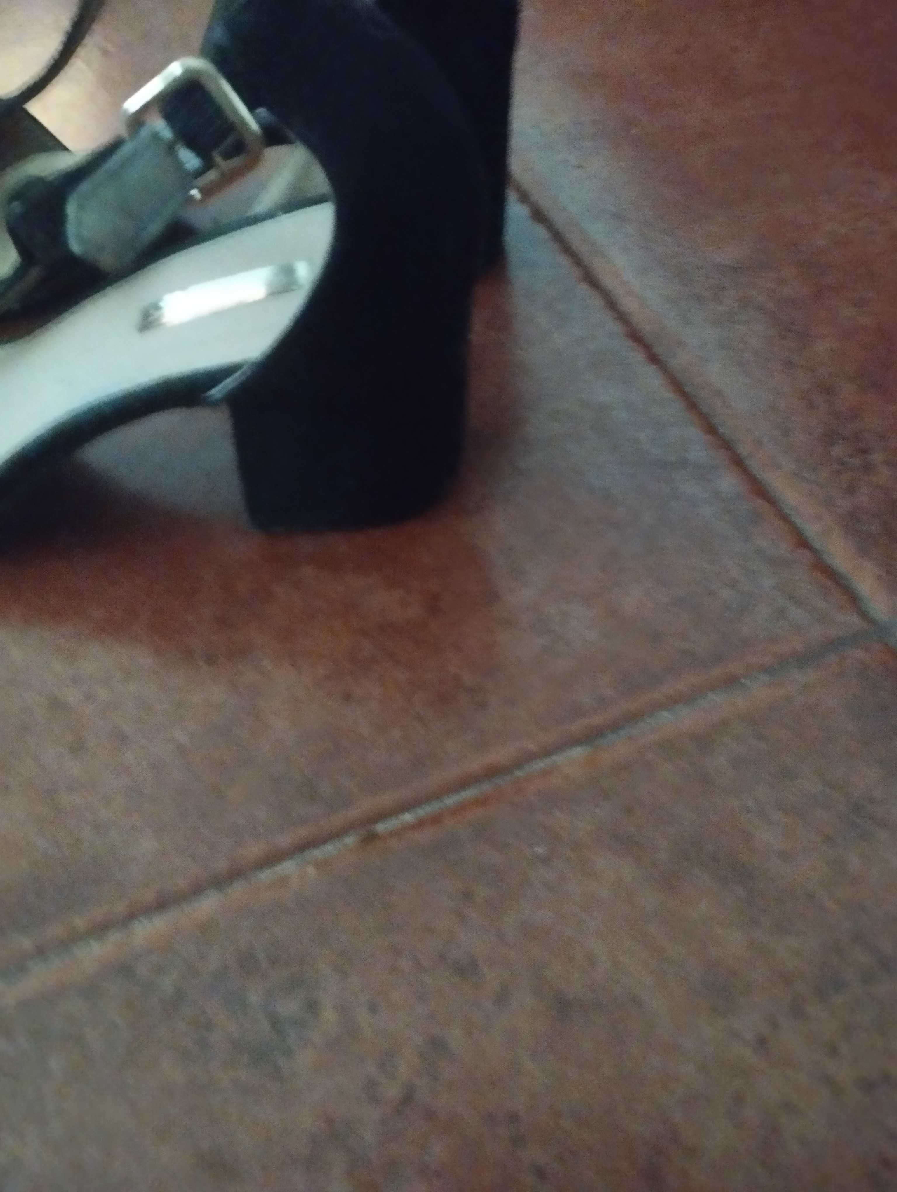 Sapatos pretos mulher