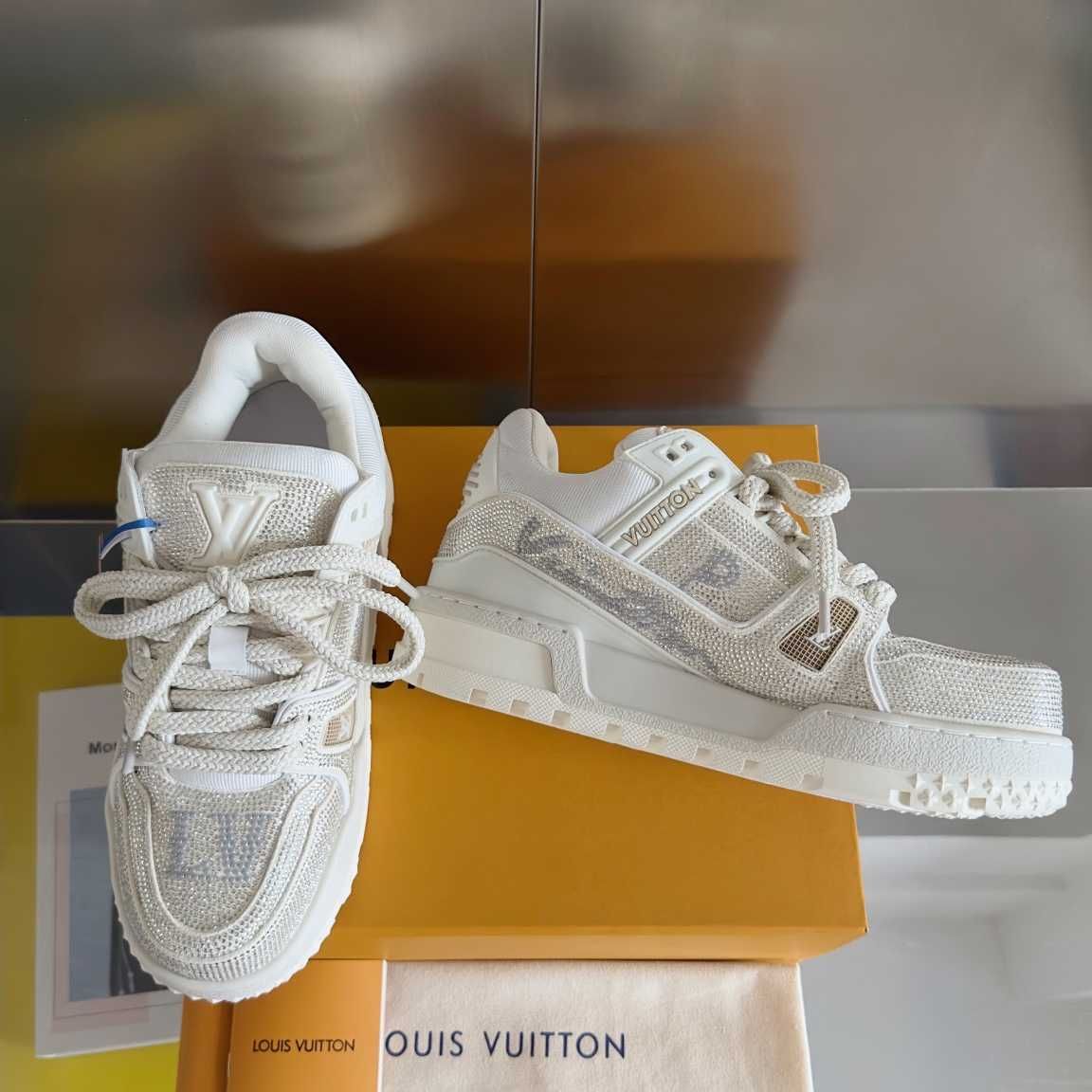 Biały rhinestone LV Trainer sneakers i buty chleba