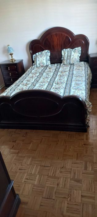 Mobília de quarto de casal completa e bom estado de conservação. Mogno