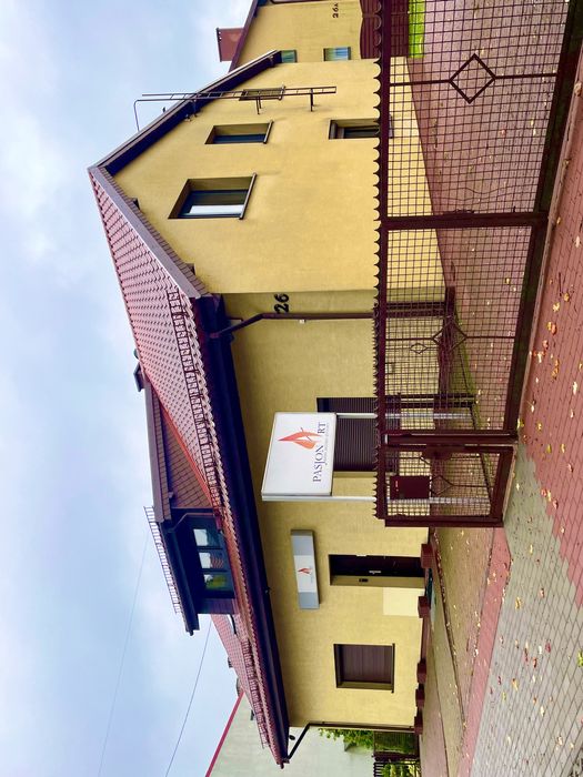 Dom w ścisłym centrum 2 niezależne mieszkania, niskie koszty, parking