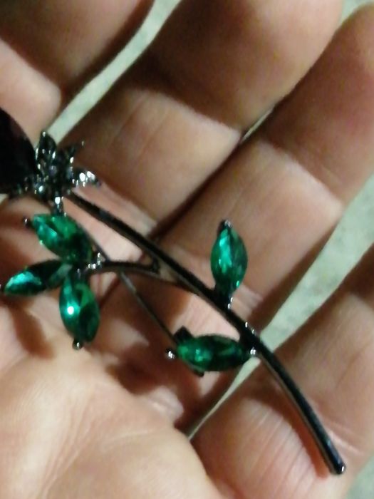 Alfinete com pedrinhas em forma de flor