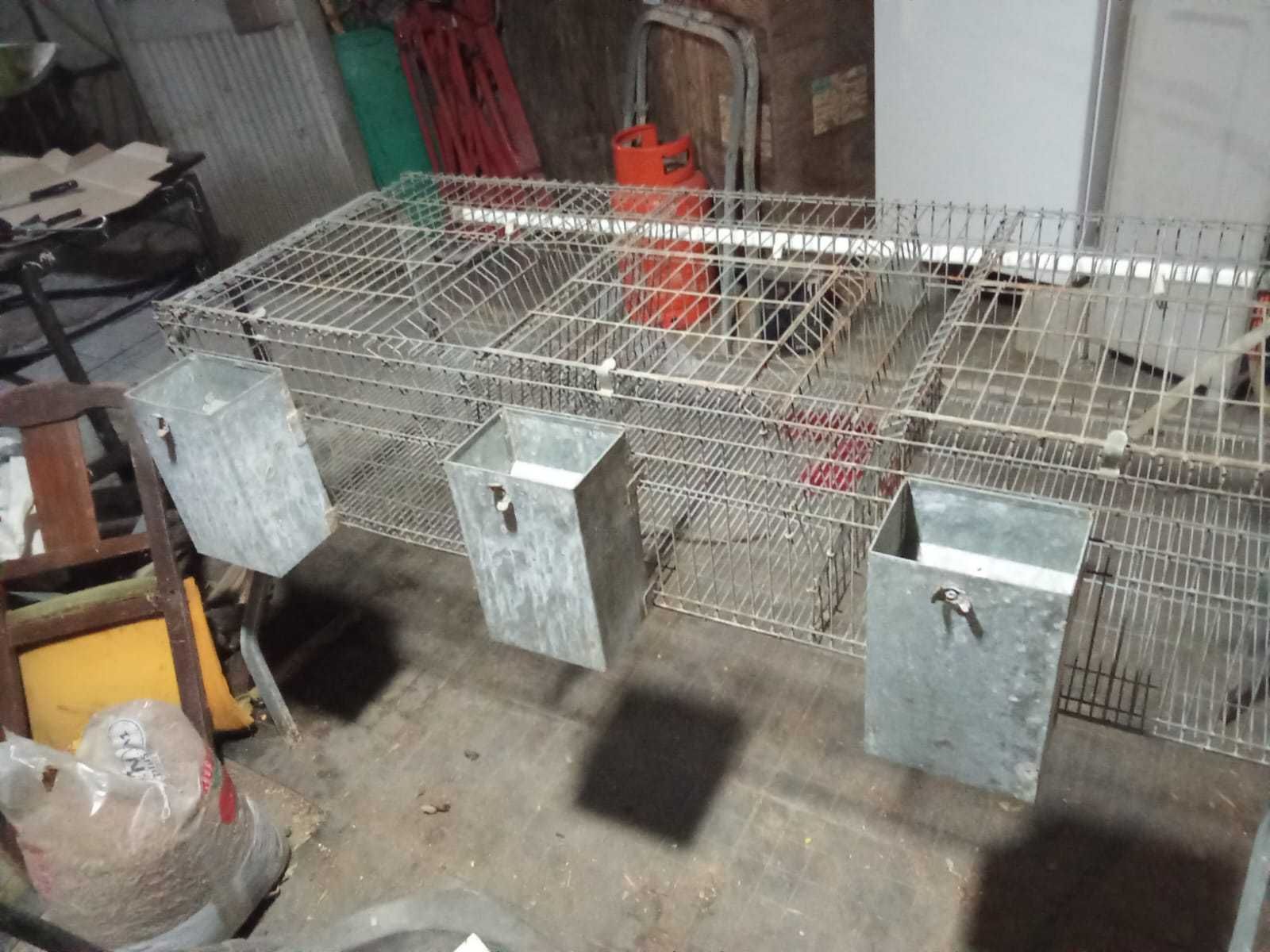Vendo jaula para coelhos com 3 divisões — em bom estado!