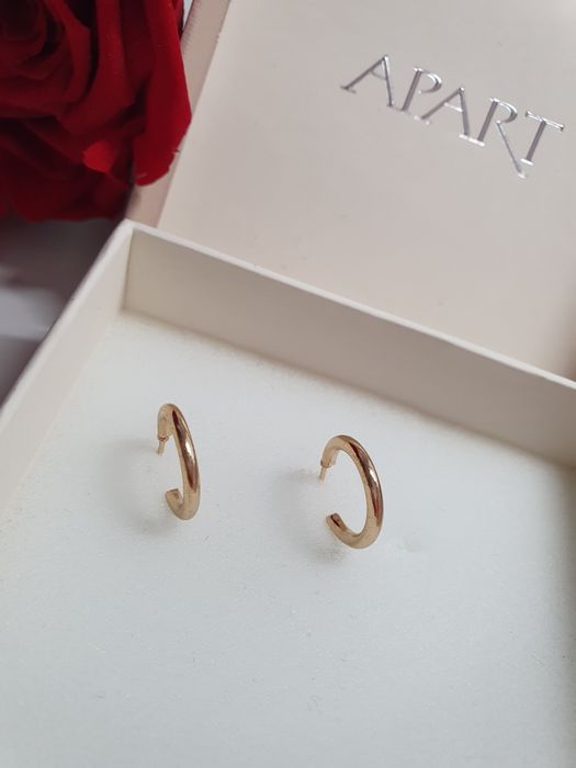 Delikatne złote kolczyki kółeczka wiszące