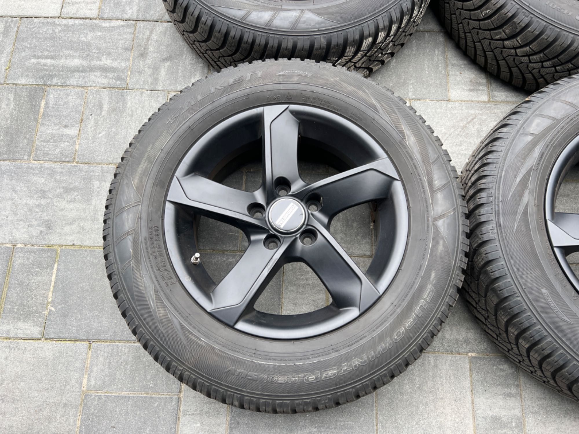 Koła Alufelgi Nissan Qashqai 5x114,3 215/65/R16 Falken 7mm