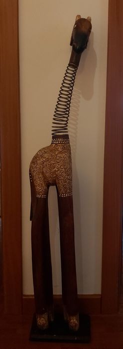 Girafa de madeira com oferta