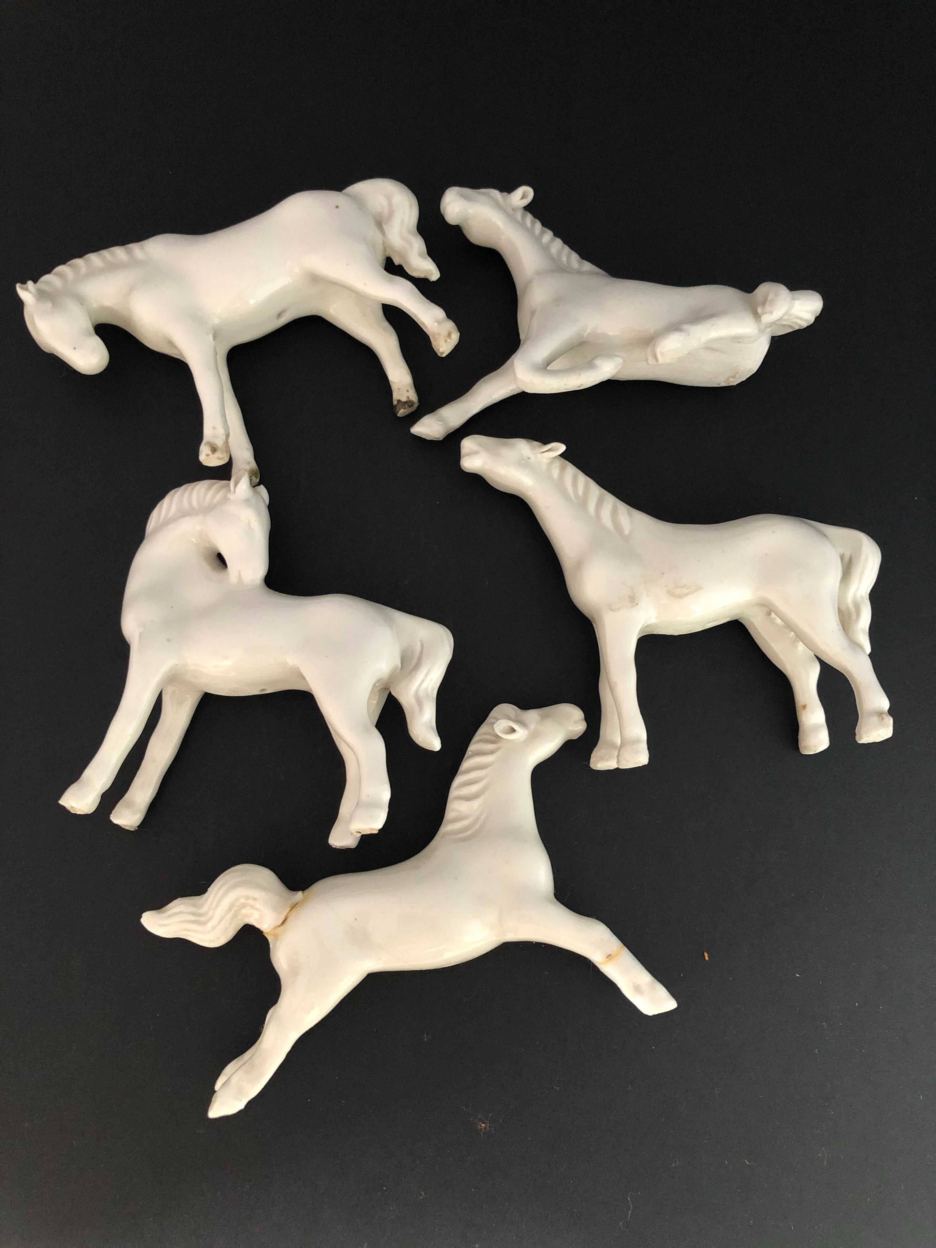 Conj. de 5 cavalos monocromos em porcelana chinesa