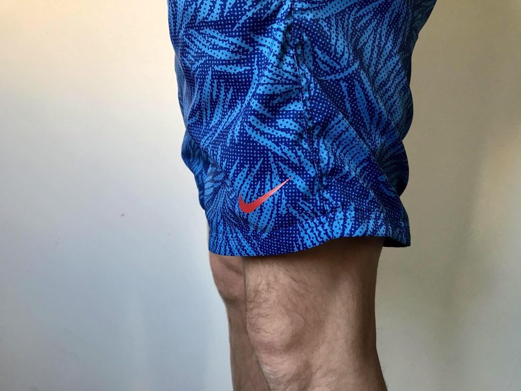 Nike szorty kąpielowe męskie M
rozmiar:M 
Kolor:niebieski we wzory 
S