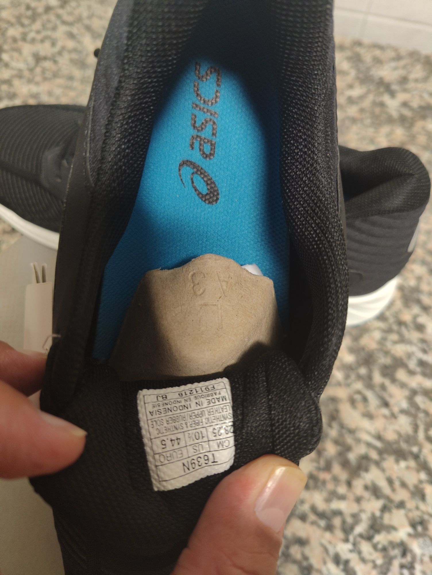 Sapatilhas de corrida ASICS fuzeX
