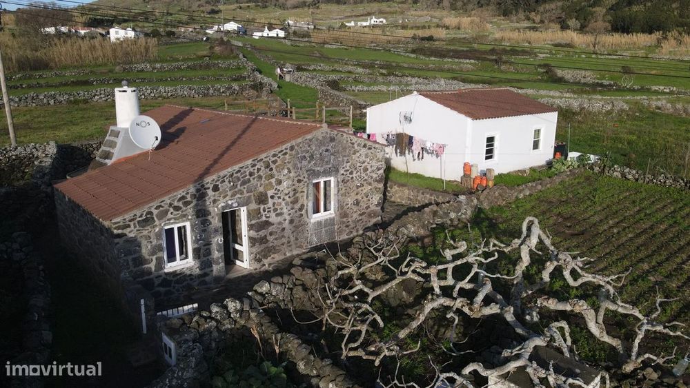 Casa rústica T2 + anexo T2 com vista mar na Graciosa