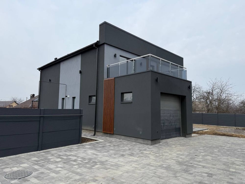 Новий будинок з басейном в закритому комплексі