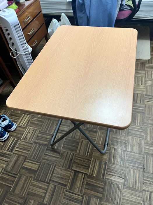 Mesa quadrada em madeira com pes de metal