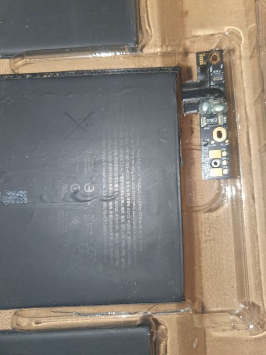 Продам оригинальную батарею от макбука a1713