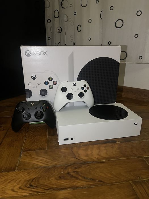Xbox Series S 512gb (2 джойстика)