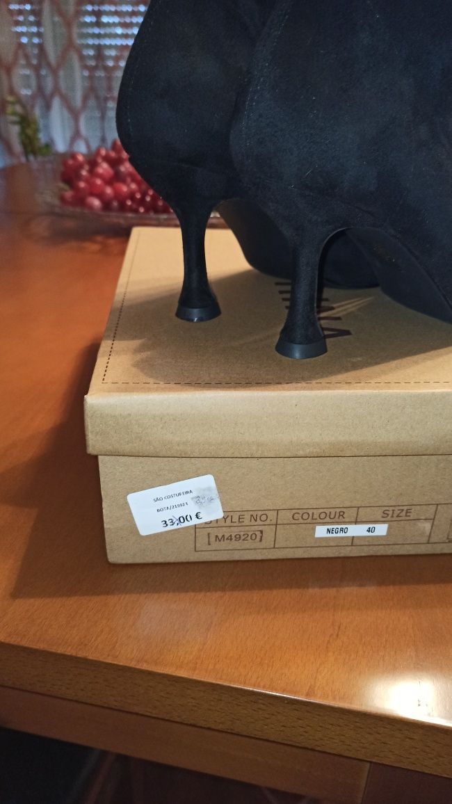 Botins de salto novos