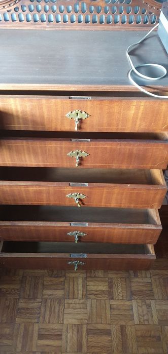 Aparador antigo em madeira maciça: conjunto com cristaleira disponível