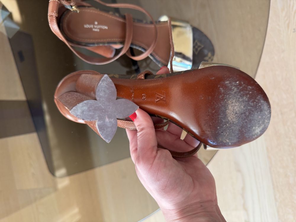 Продам. Босоніжки Louis Vuitton, оригінал, розмір 39