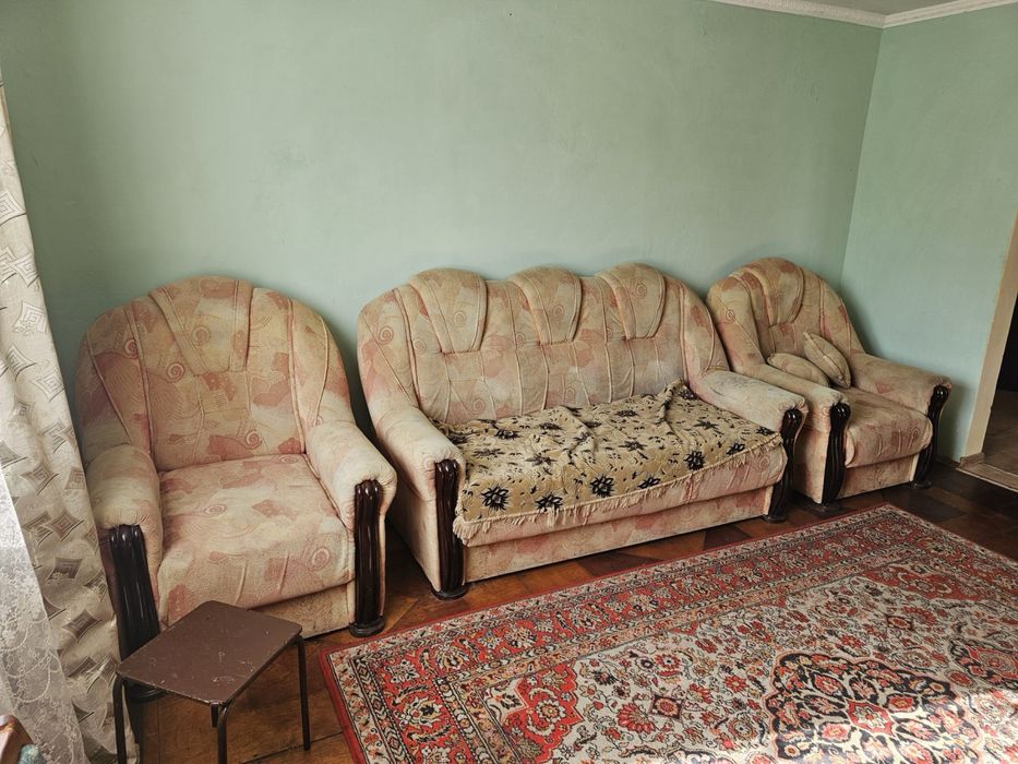 Ліжко і два крісла