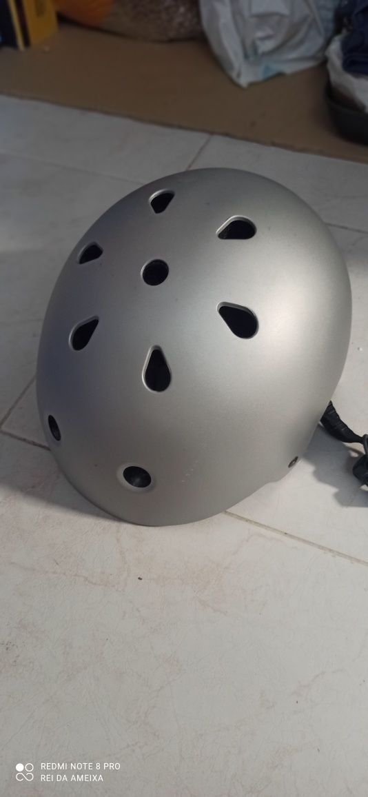 Conjunto de patins, capacete e protecções