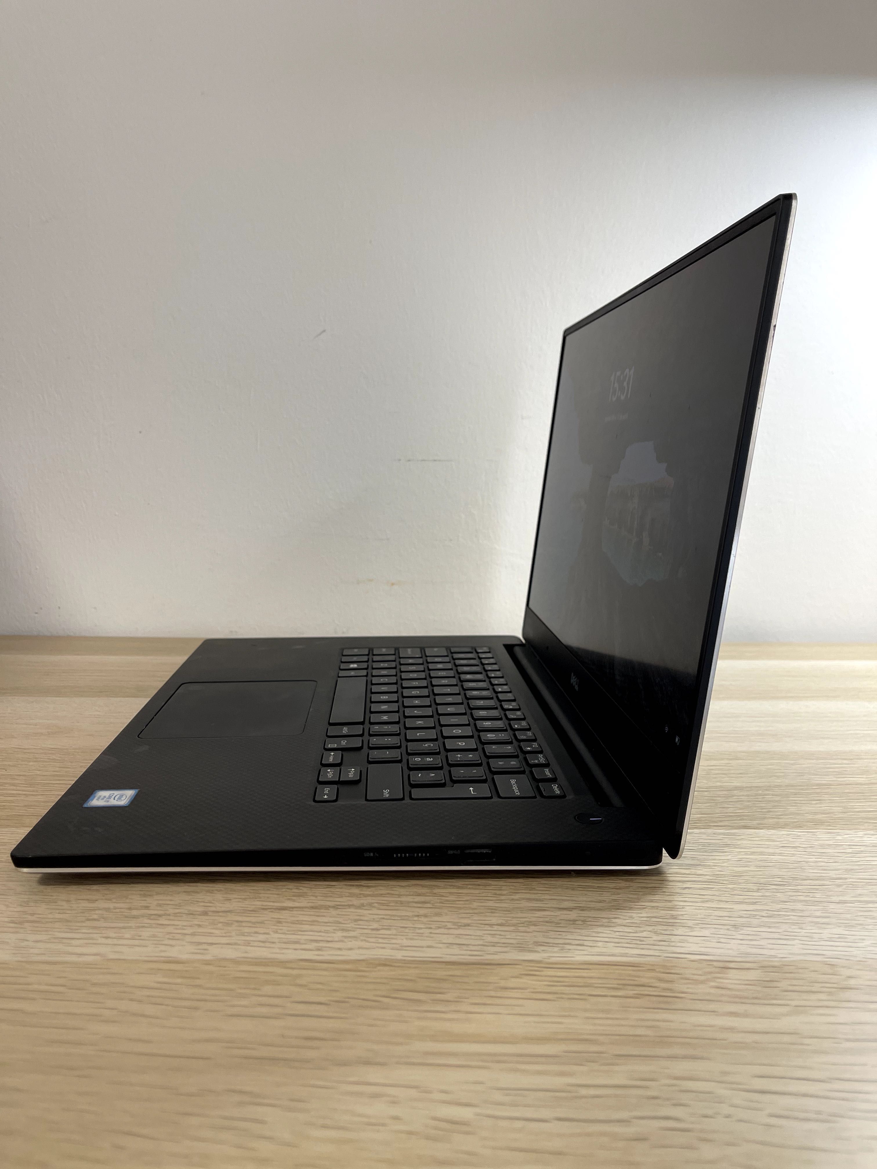 Dell Precision 5520 - i7-6820HQ 2.70GHz