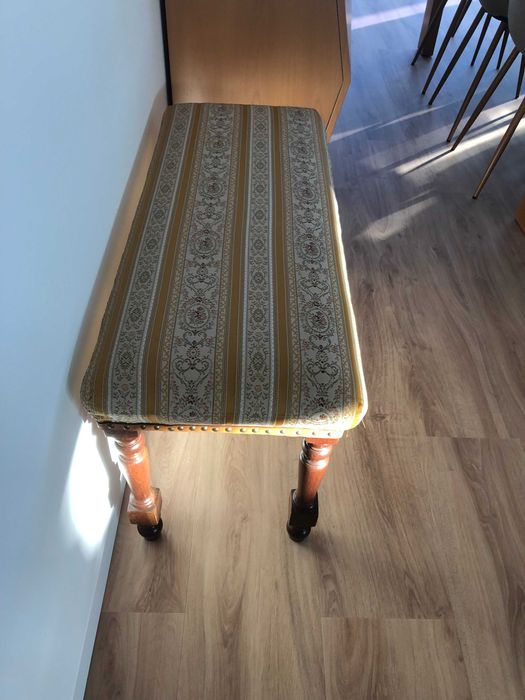 Banqueta em madeira mogno e tecido superior