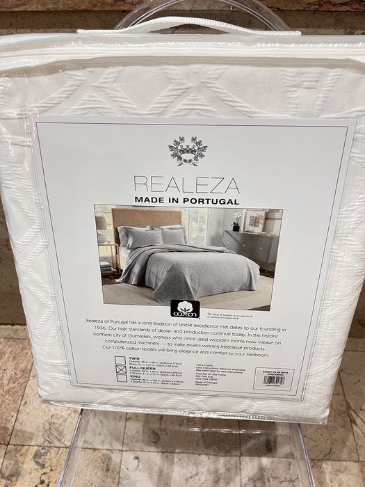 Colcha de exportação com duas almofadas iguais.