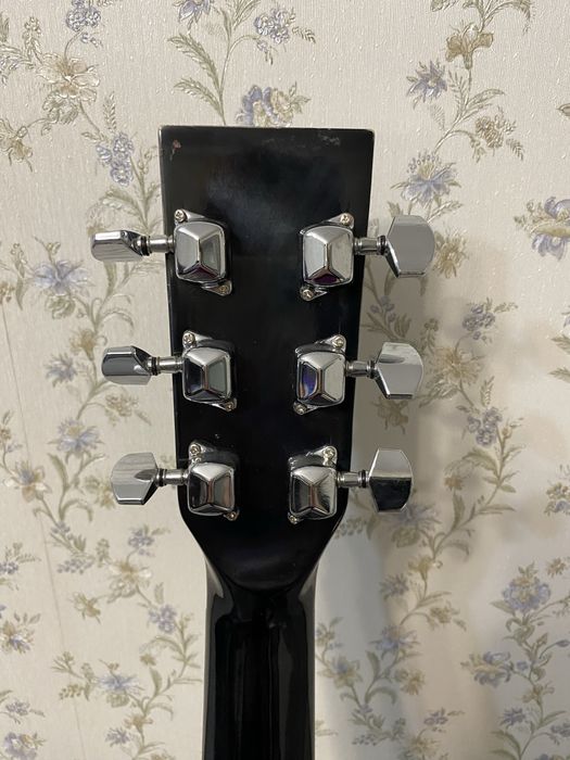 Гітара, майже нова