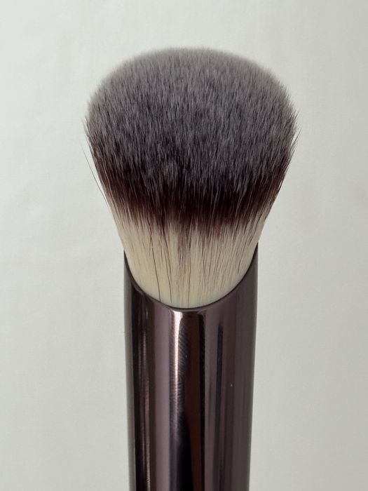 Nowy pędzel do podkładu Hourglass Ambient soft glow foundation brush