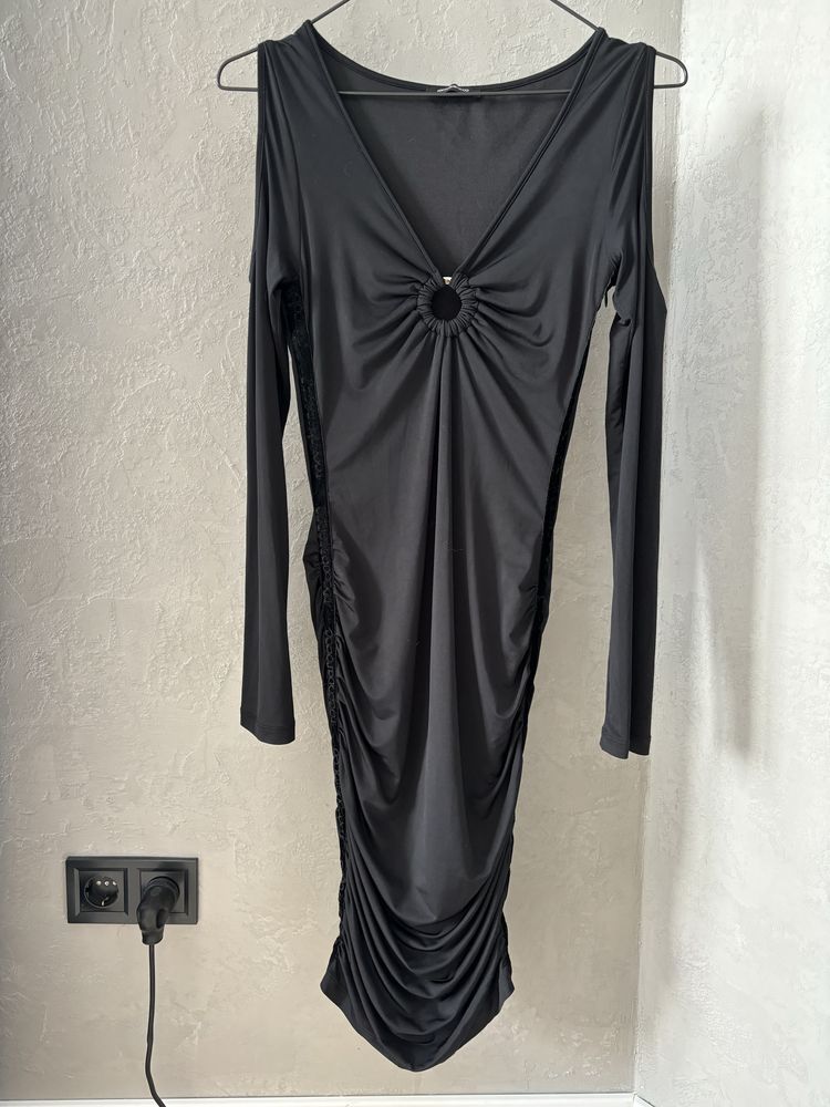 Чорна вечірня сукня з вирізом