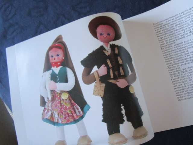 Maria Helena catálogo exposição bonecas mascotes antigo