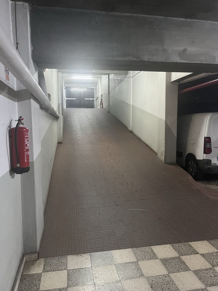 Aluga-se lugar de estacionamento garagem