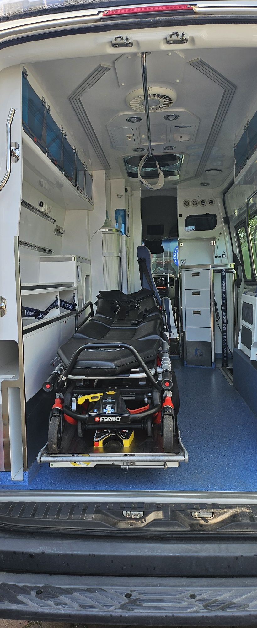 Ambulans karetka Mercedes sprinter  319 v6 automat nosze przejscie 16r